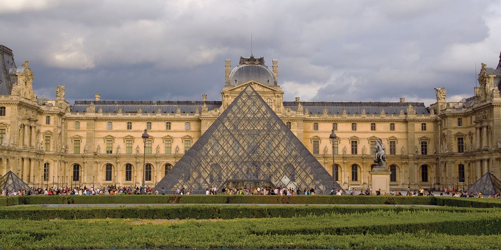 Újra kinyitja kapuit a Louvre