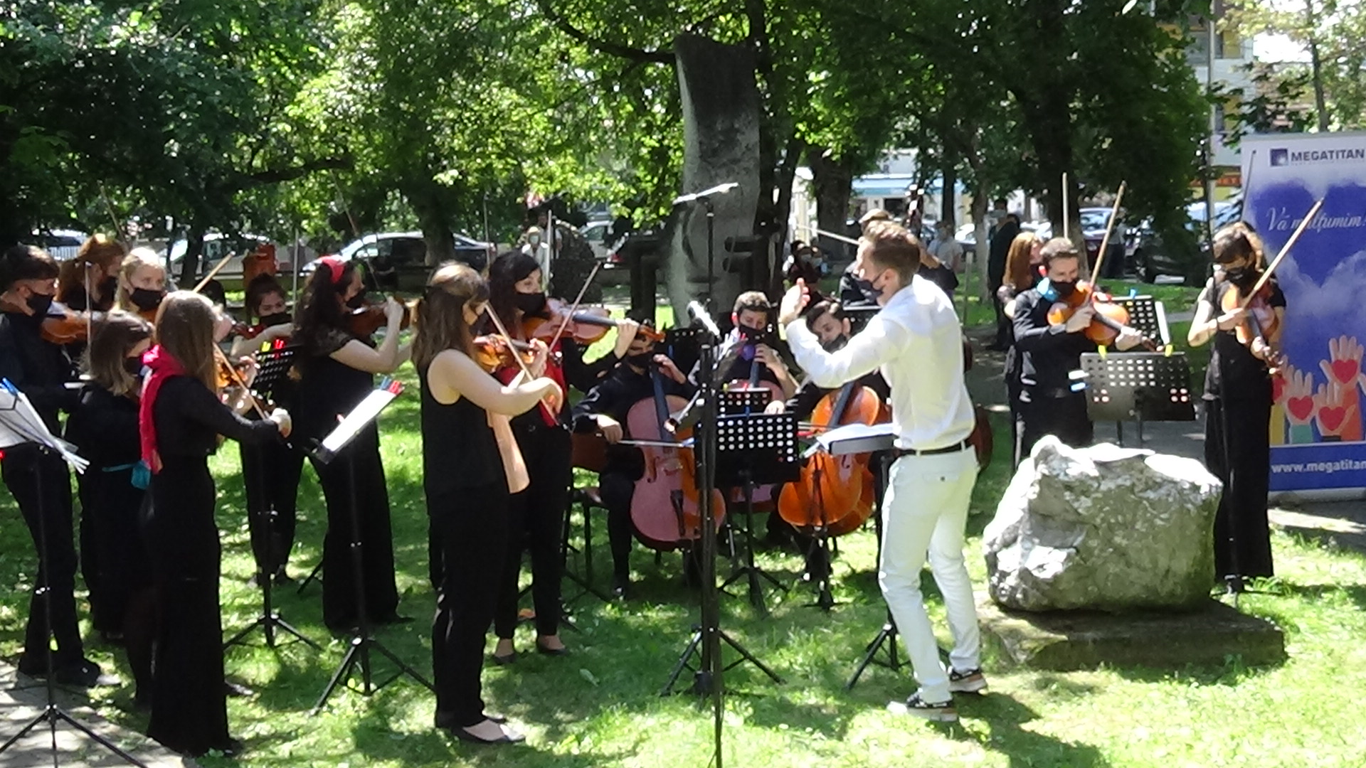 VIDEÓ - Klasszikus zenei koncert… a Clujana Városi Kórház udvarán