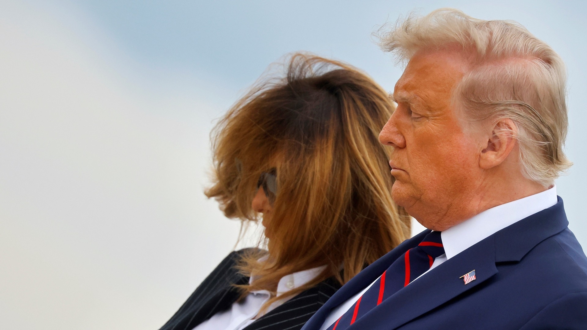 Donald Trump és felesége jól van, az elnök ellátja feladatait