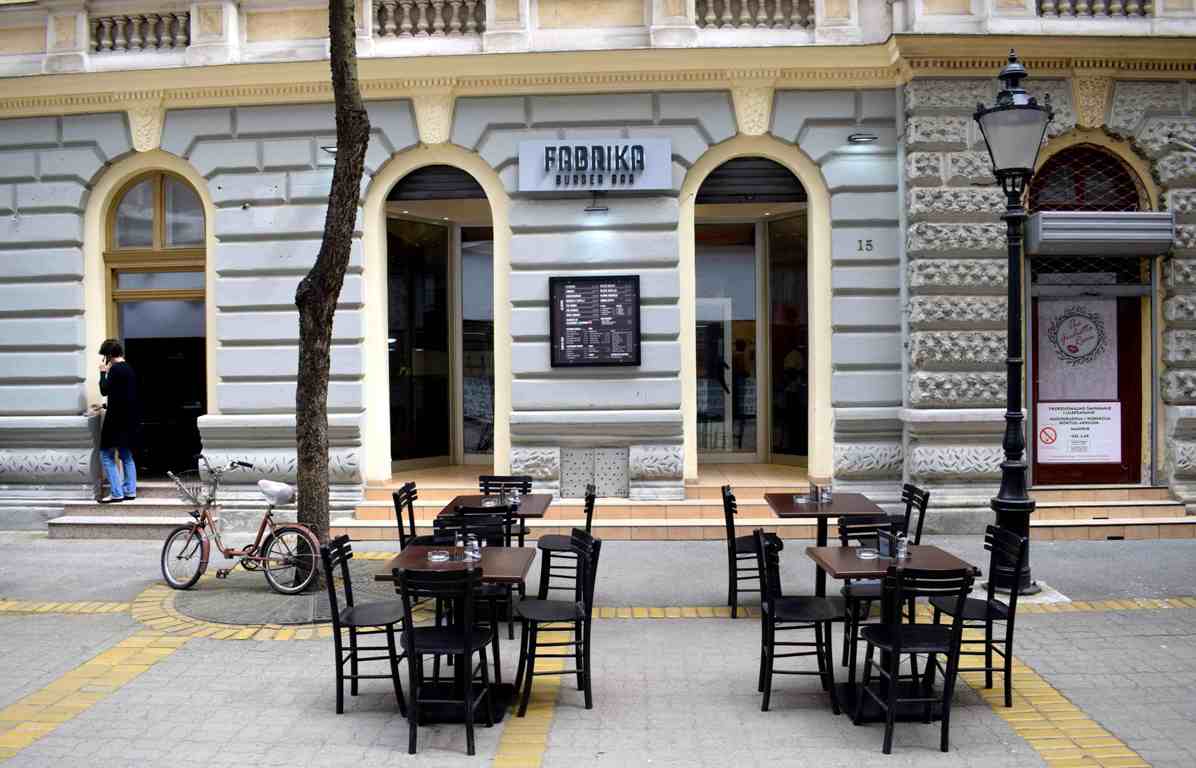 Koronavírus - Szerbiában kinyithatnak az éttermek és kávézók kerthelyiségei