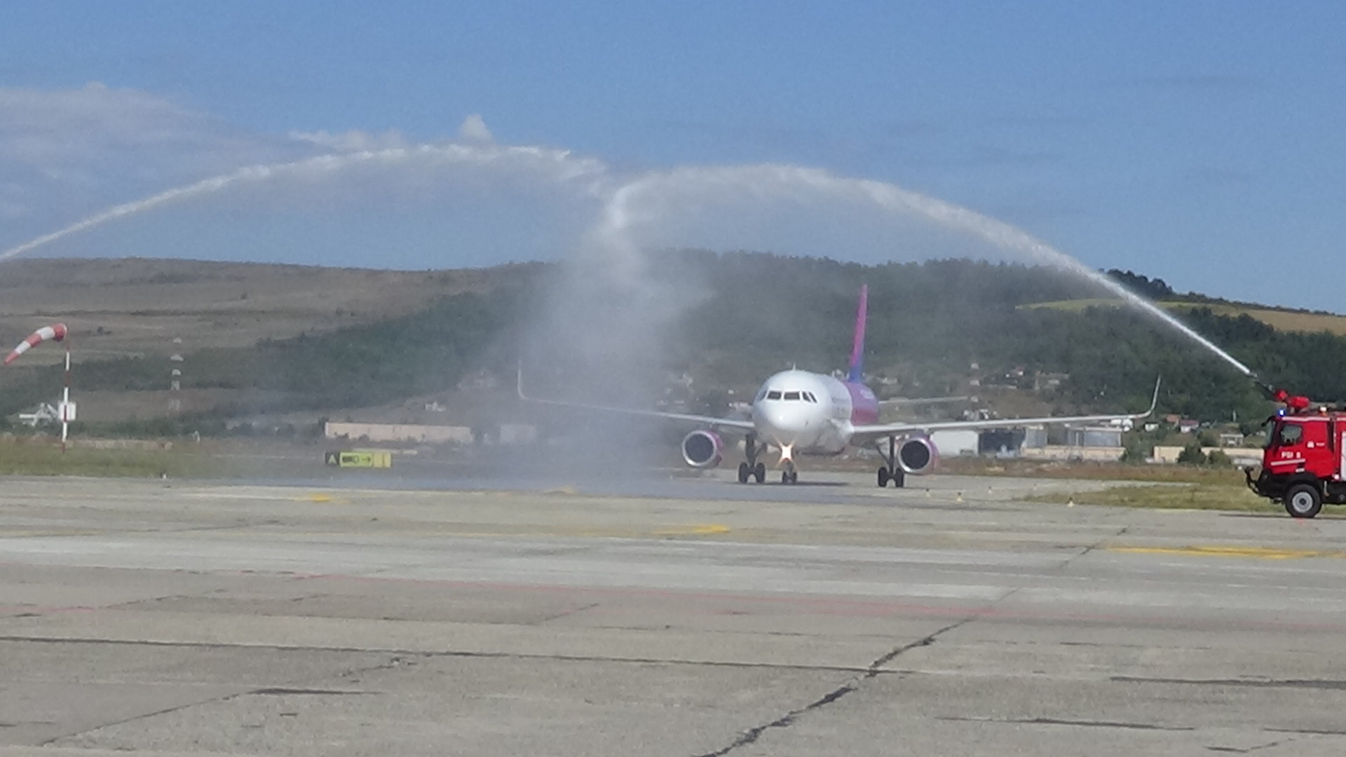 VIDEÓ – A hetedik Wizz Air-gép érkezik a kolozsvári bázisra