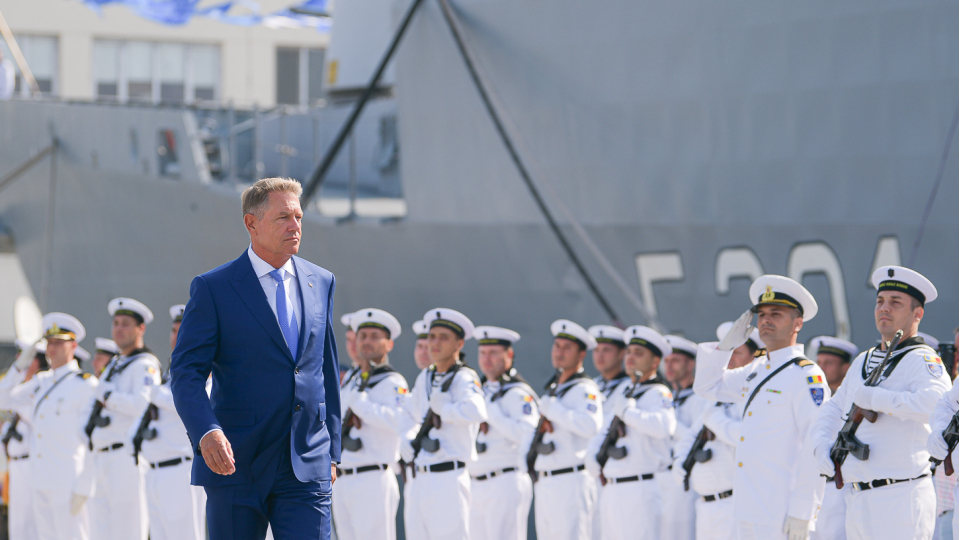 Iohannis: kiemelt cél a hadsereg és a haditengerészet modernizációja
