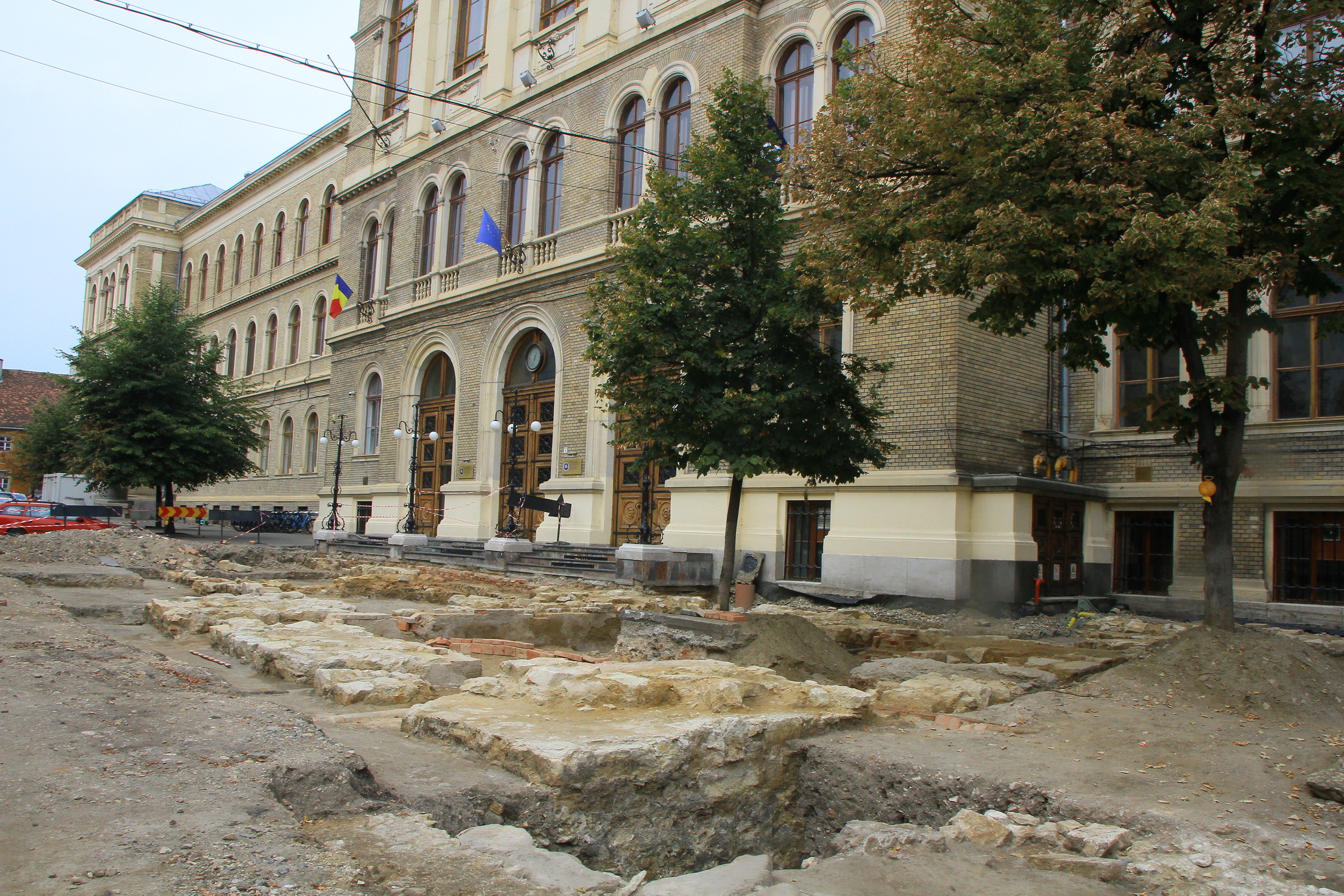 Folytatódnak a régészeti ásatások a BBTE főépülete előtt