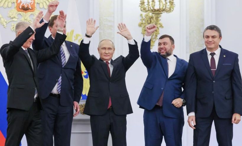 Putyin az elfoglalt területek kinevezett vezetőivel a csatlakozás aláírása után
