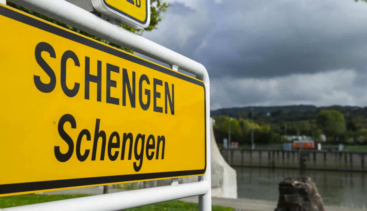Év végéig a Schengen-övezet tagja lehet Románia és Bulgária