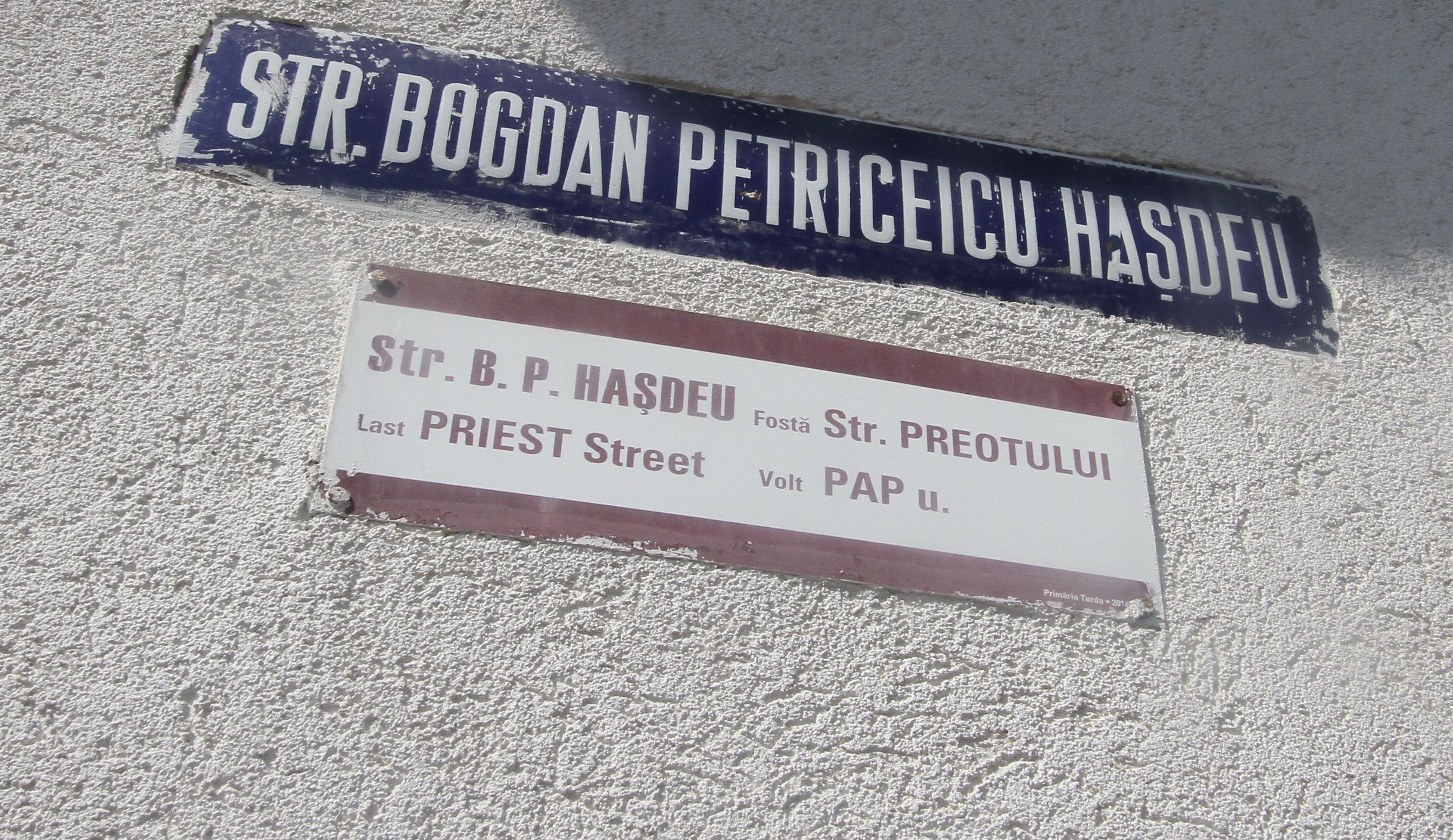 Tordai példa - a hivatalos elnevezés alatt a történelmi utcanevet is feltüntették három nyelven