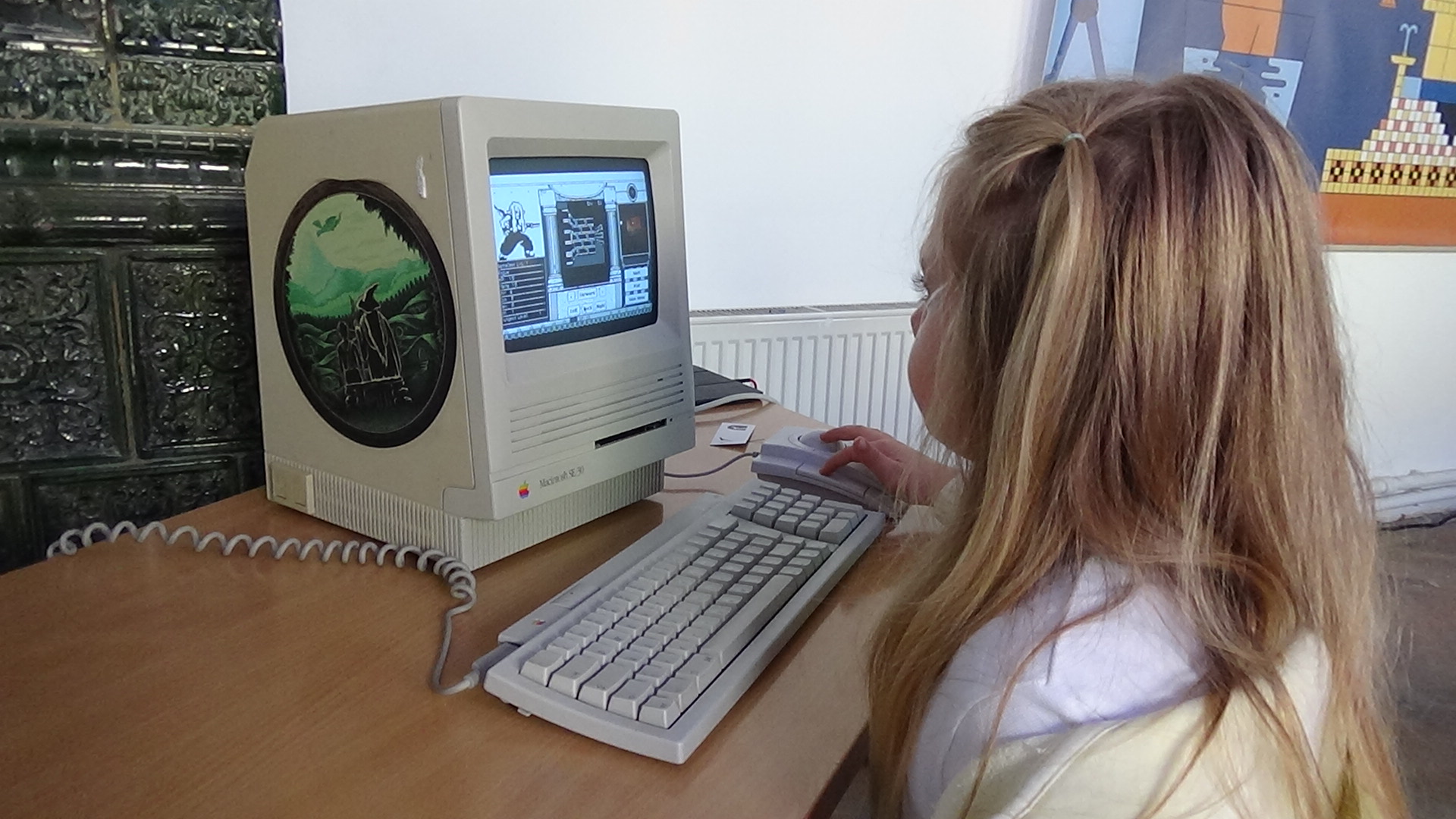 VIDEÓ – A kislány és az ősrégi számítógép…