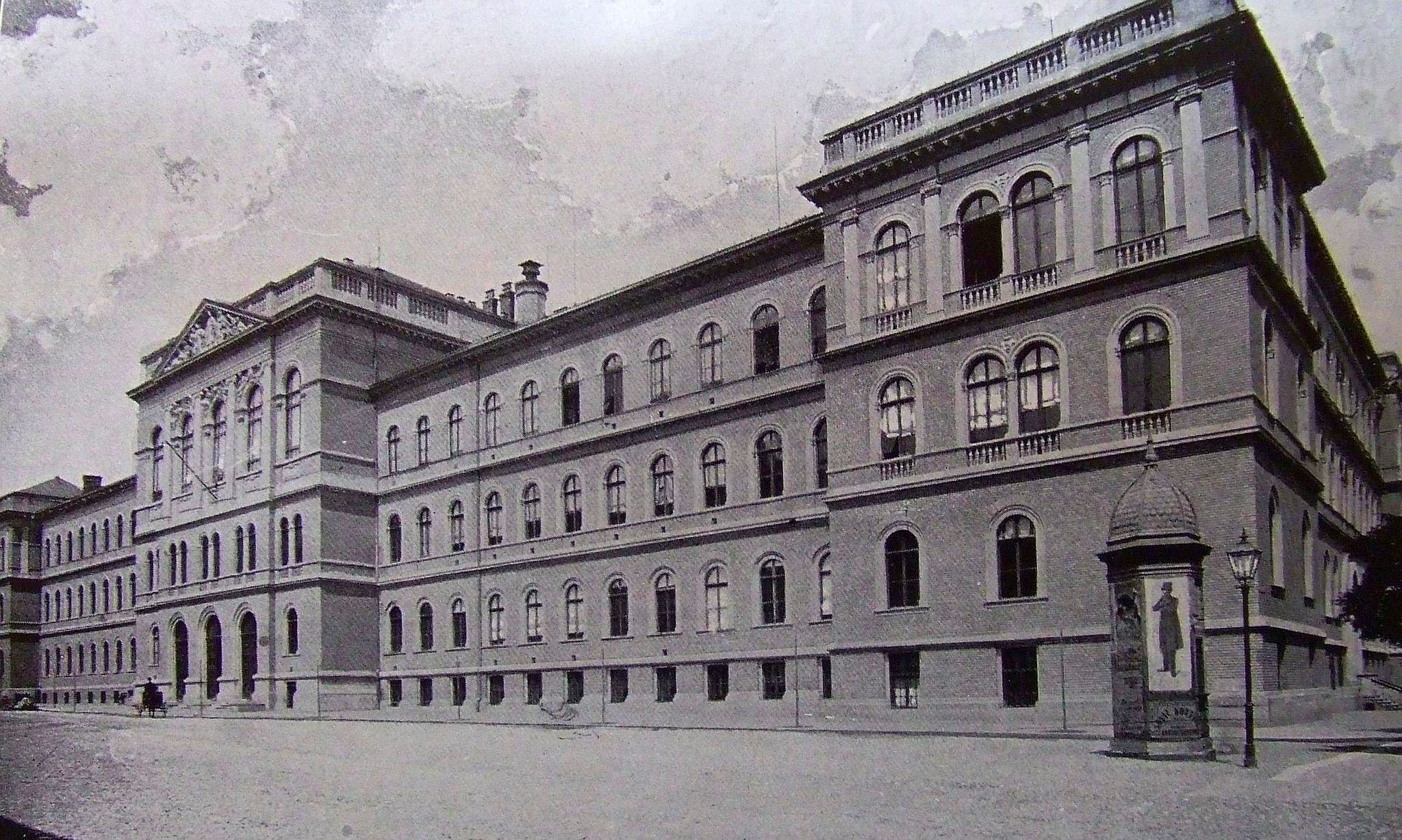 Az egyetem 1902-re elkészült főépülete