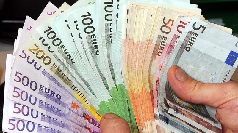 Visszaadta az utcán talált 3 ezer eurót és bankkártyát a tulajdonosnak