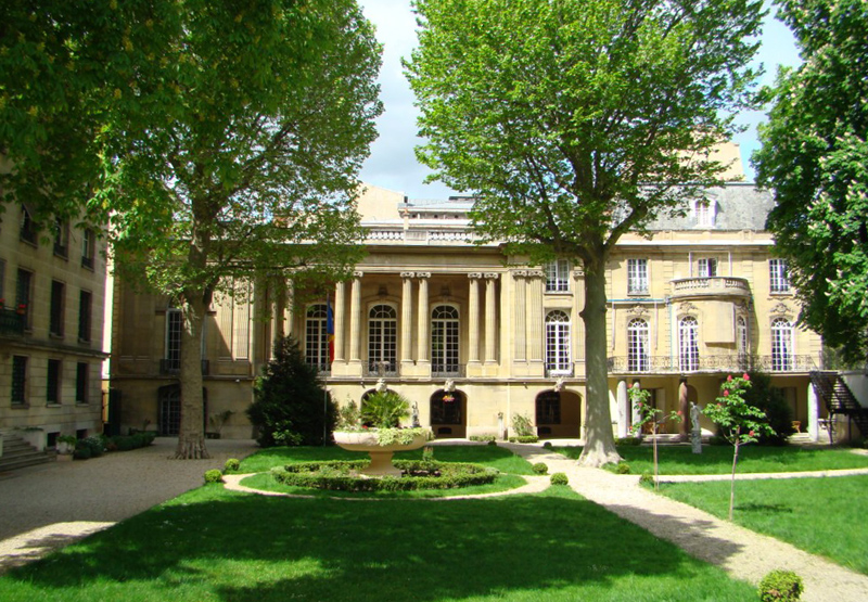 Gyanús boríték érkezett a párizsi román nagykövetségre