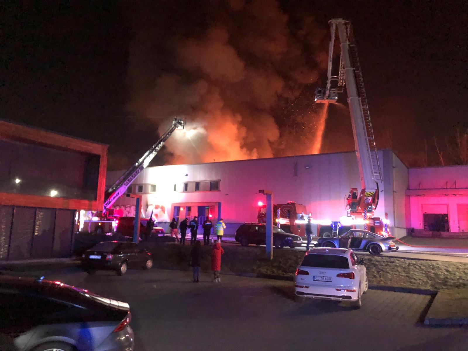 Lángokban áll a Tetarom ipari park egyik csarnoka (FRISSÍTVE)