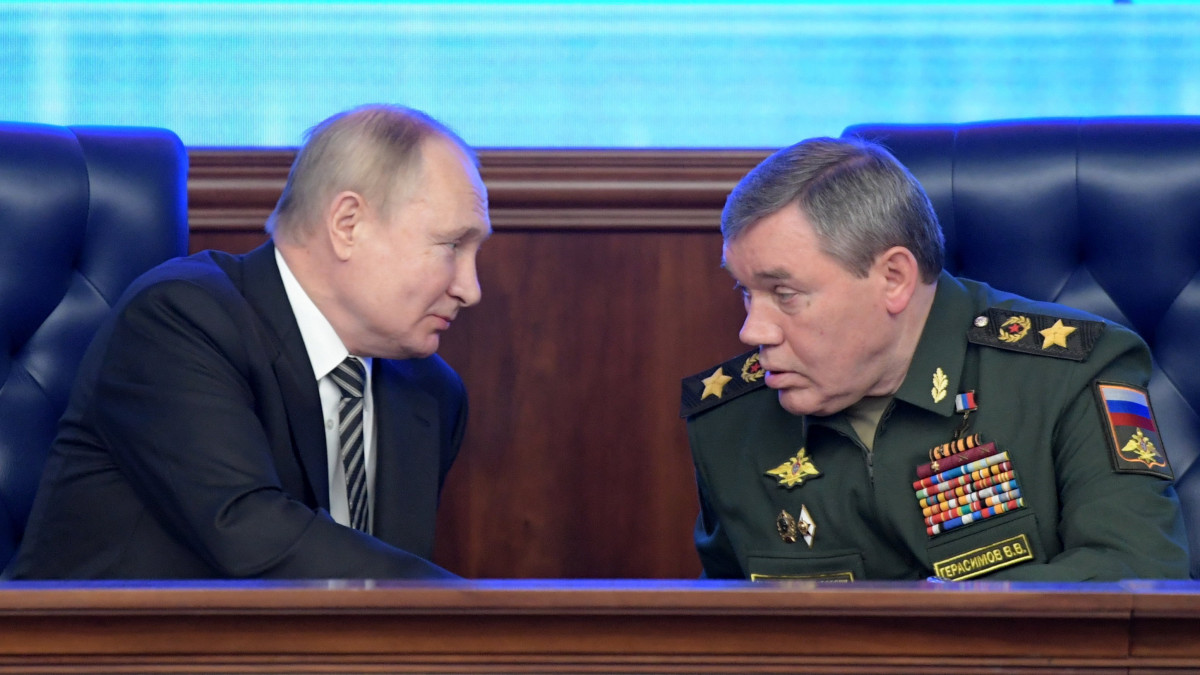 Putyin: Oroszország tovább növeli katonai potenciálját