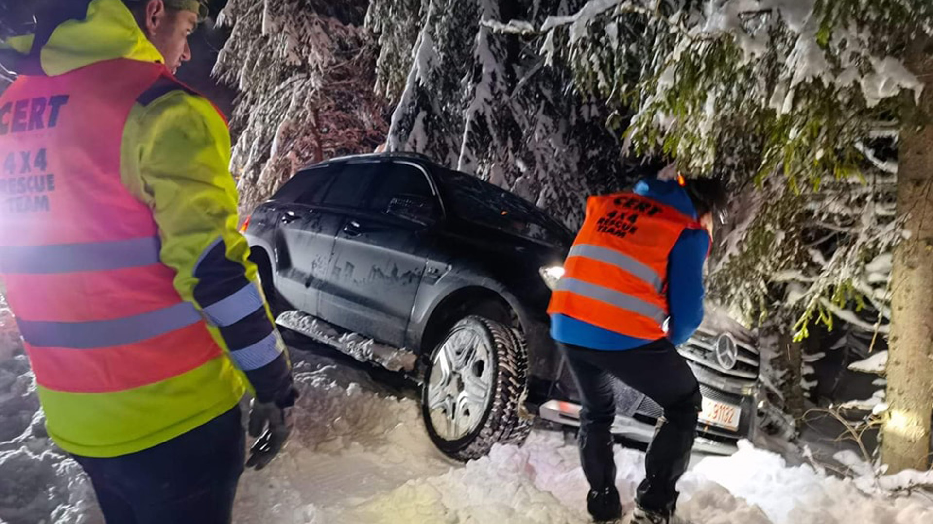 Önkéntesek segítenek a havas utakon bajba jutott sofőrökön
