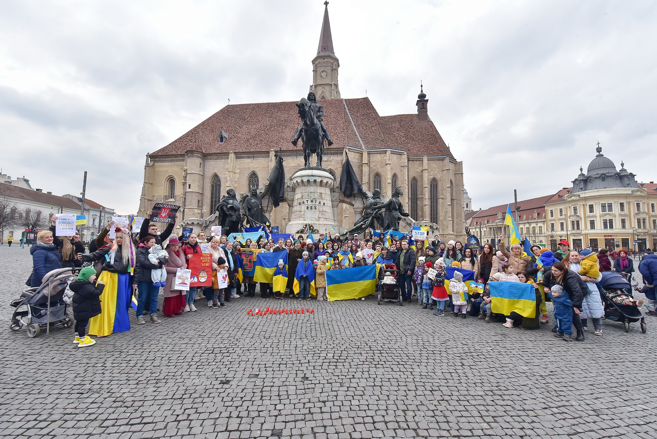 A háború ellen tüntettek a Kolozsváron élő ukrán menekültek