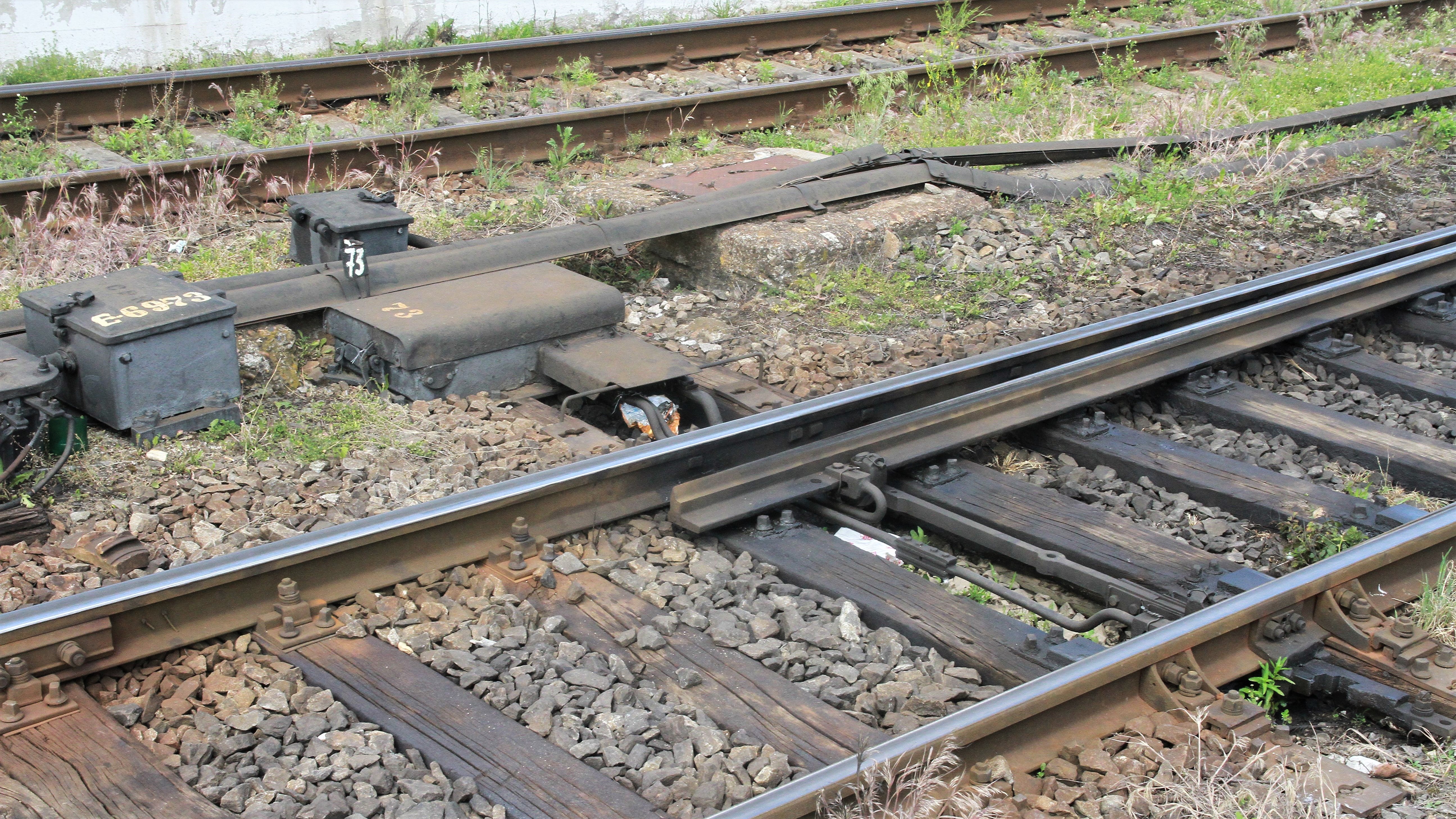Kézi vezérléssel, fék nélkül vonatozunk elavult vasúti infrastruktúrában