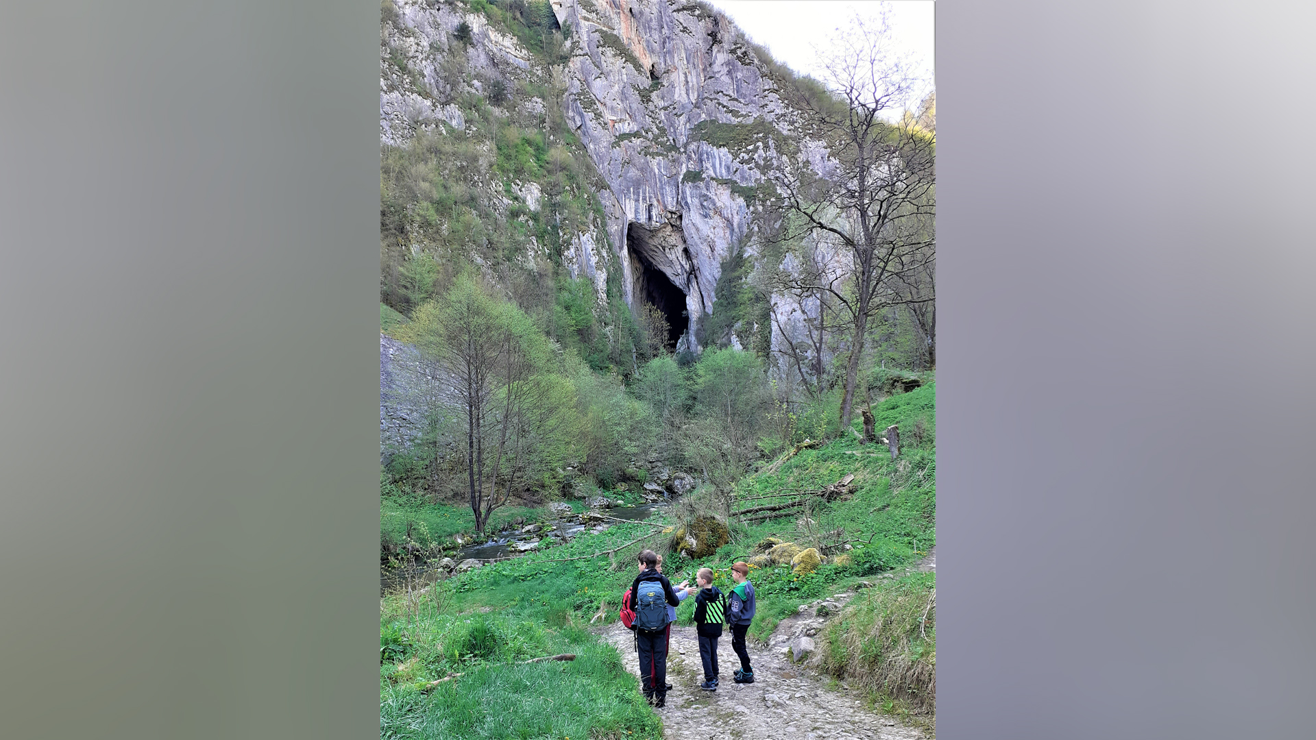 Barlangok, kilátók, vízesések és szurdokvölgyek májusi színekben