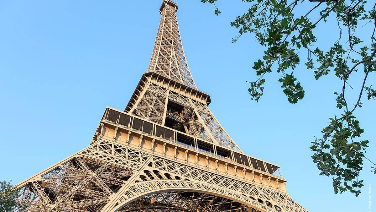 Bombariadó miatt evakuálni kellett az Eiffel-tornyot