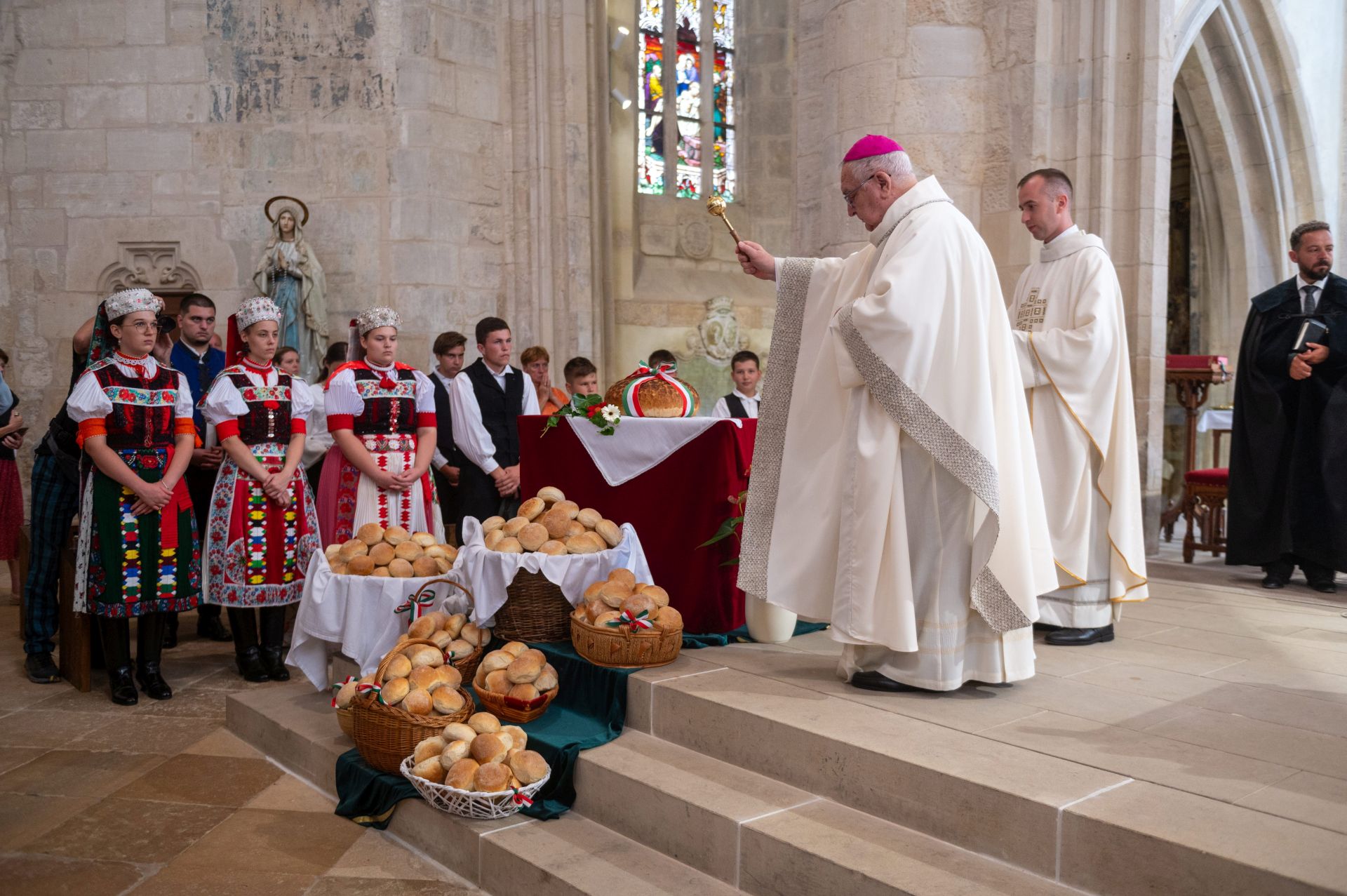 Megáldották a magyarok kenyerét a Szent Mihály-templomban