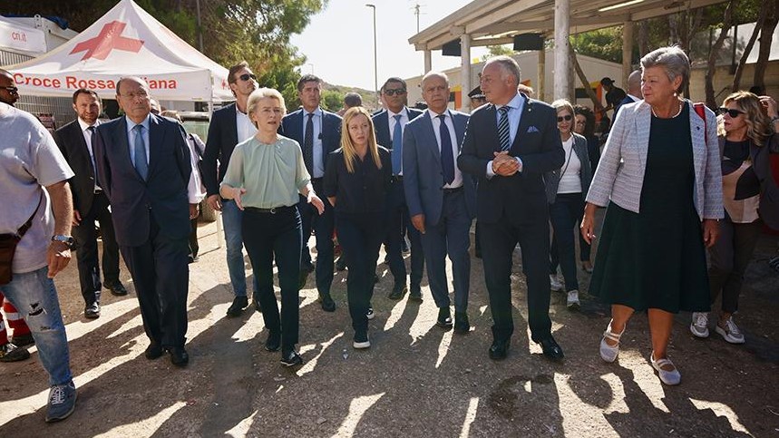 „Európai megoldást” ígért Ursula von der Leyen a lampedusai migránstáborban