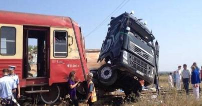 Kolozs megye: felborult egy kamion, miután vonattal ütközött