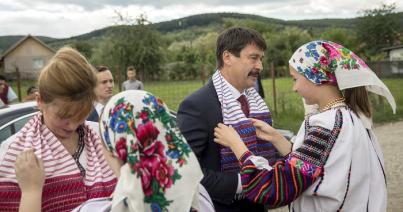 Áder János személyében először látogatott el magyar államfő a moldvai csángó közösségbe