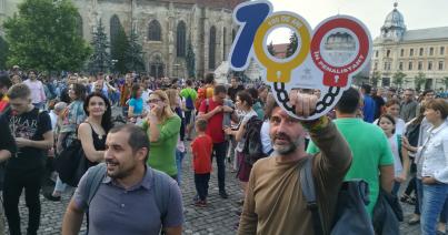 Sátrat állítottak fel a kormányellenes tüntetők a Főtéren