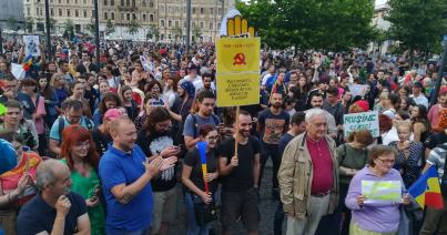 VIDEÓK, FOTÓRIPORT – Sátrat állítottak fel a kormányellenes tüntetők a Főtéren