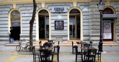 Koronavírus - Szerbiában kinyithatnak az éttermek és kávézók kerthelyiségei