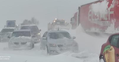 Reggelig folytatódik a viharos havazás délkeleten, utakat zárnak le