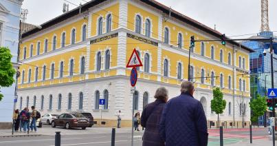 Megújult a postapalota, homlokzatán Kolozsvár címerével
