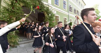 Tárgyi tudás mellett erkölcsi alapra is építkezhetnek a Kolozsvári Református Kollégium elballagott végzősei