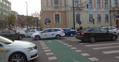 Több száz taxis tiltakozott ma Kolozsváron: hangosan dudálva vonultak át a városon, lebénítva a forgalmat