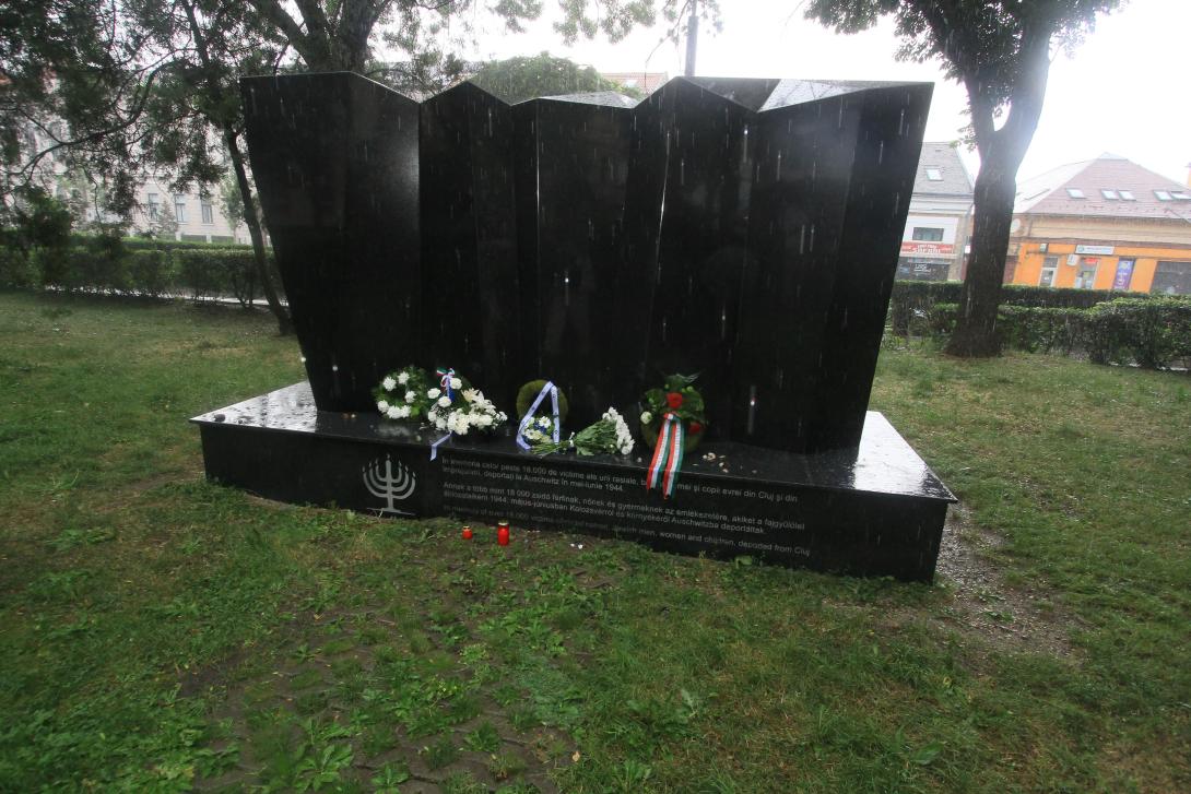 Gyászszertartás a holokauszt-emlékműnél, emlékünnepség a Tranzit Házban