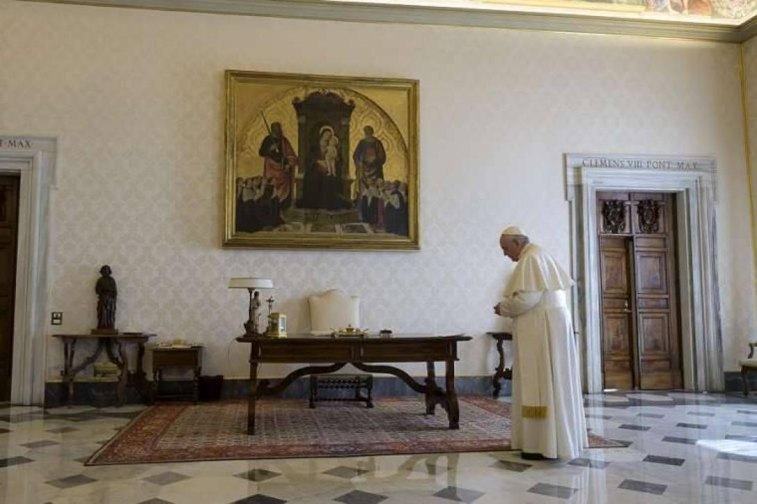 Közös ima a pápával  az emberiségért