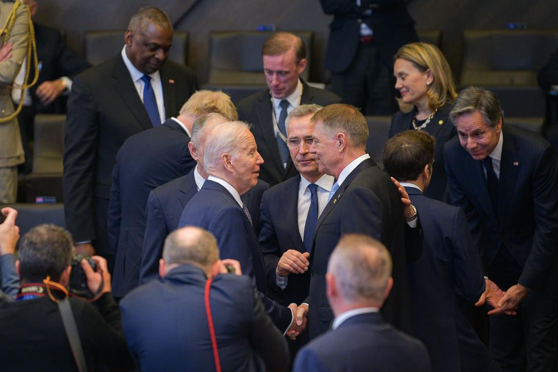 Iohannis: harccsoportot létesít a NATO Romániában
