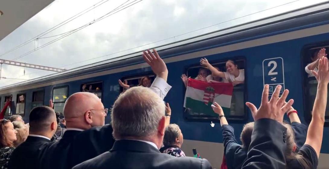 VIDEÓ – Búcsúztatják a Boldogasszony zarándokvonat utasait a kolozsvári vasútállomáson