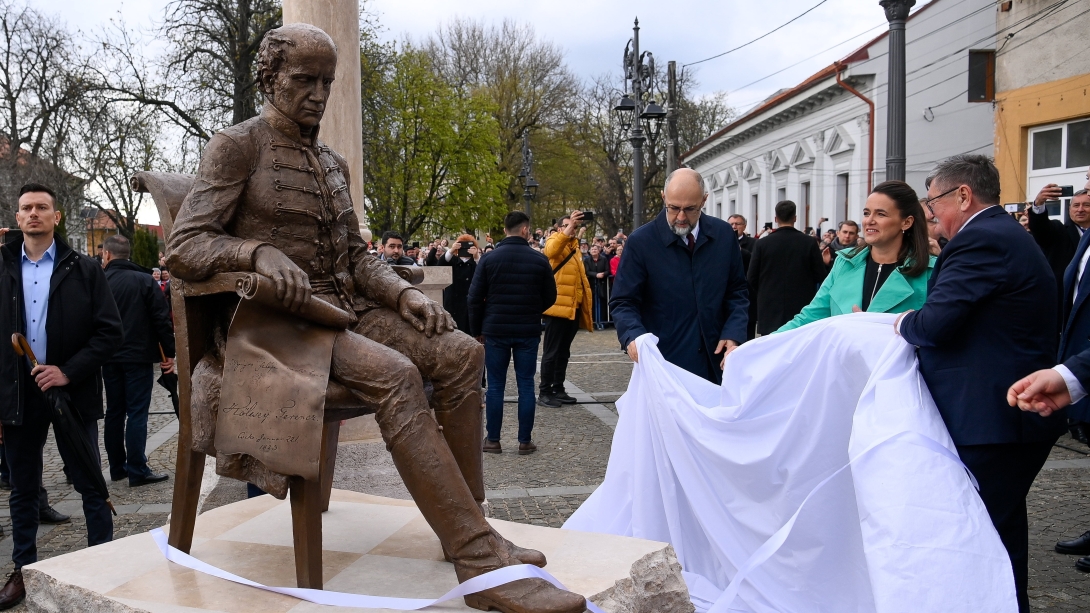 Kölcsey-szobrot avattak Nagykárolyban Novák Katalin jelenlétében