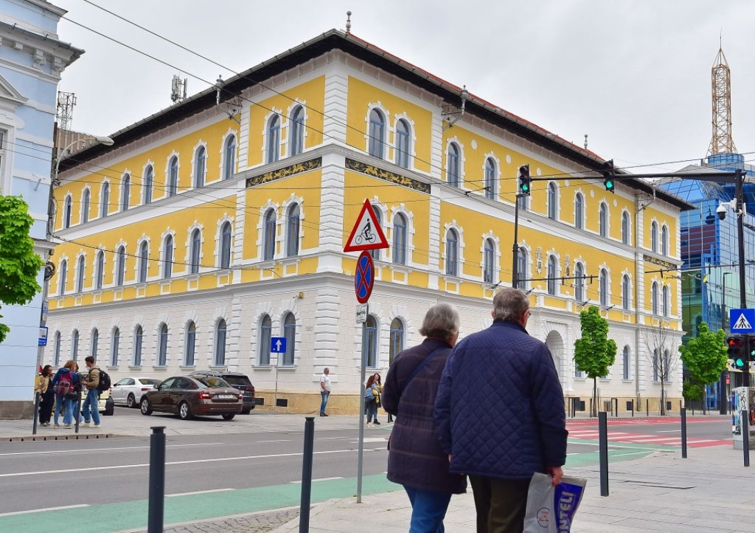 Megújult a postapalota, homlokzatán Kolozsvár címerével