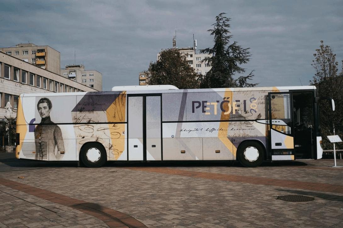 Erdélyben a Petőfi 200 mozgó múzeumbusz