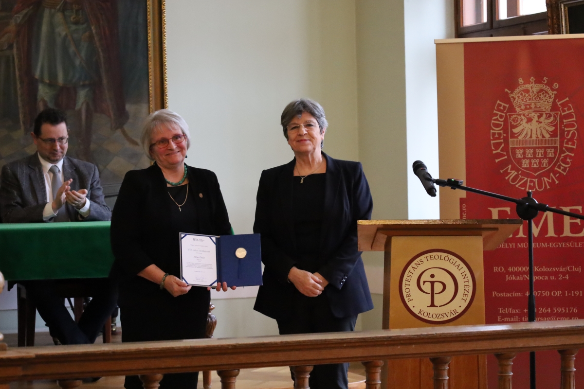 Erdei Anna, az MTA főtitkárhelyettese (jobbról) adta át az akadémia kitüntetését Bitay Enikőnek