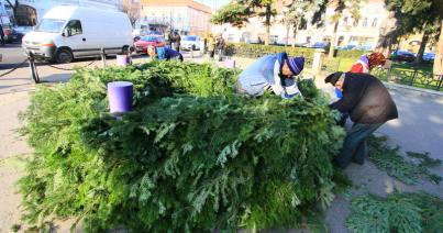 „Épül” az adventi koszorú