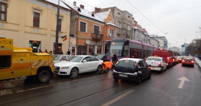 A villamossínen robbant le az Audi, lezárta a forgalmat