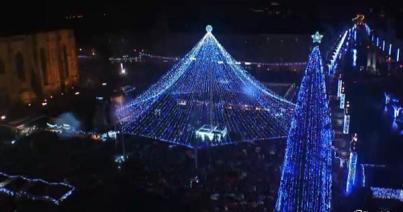VIDEÓ - Így néz ki a díszvilágítás a Főtéren