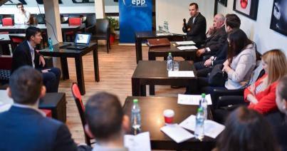Tízéves Sógor Csaba gyakornoki programja