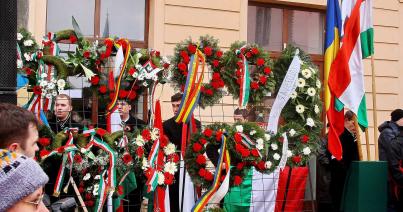 Koszorúmeg­váltás  a kommandói iskoláért