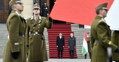 Ünnepélyes zászlófelvonás a Kossuth téren