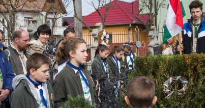 Cserkészek a hősök sírjainál