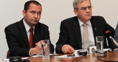Tőkés László és Szilágyi Zsolt bemutatta a romániai magyarellenes megnyilvánulások gyűjteményét