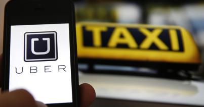 Taxisok tüntettek az Uber ellen a kormány előtt