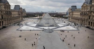 Kiürítették a Louvre előtti teret Párizsban egy biztonsági riasztás miatt